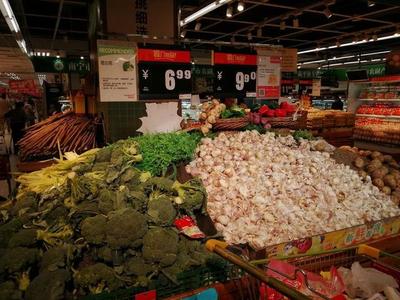 興高采烈進(jìn)南寧農(nóng)副產(chǎn)品平價(jià)專營區(qū)，一看價(jià)格讓人哭笑不得